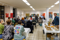 Kati Steinlechner begrüßt die Gäste der Autorenlersung zur Buchpremiere von Ute Kliewer und Wolfgang Allinger im Atelier Alena Steinlechner, Rathausstraße 8A in Neustadt an der Weinstraße.