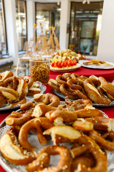Zur Begrüßung und während der Arbeit stehen bei Workshops und Vernissagen kleine Snacks bereit.