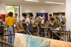 Im Atelier Alena Steinlechner finden Workshops und Kurse für bis zu 40 Teilnehmern statt. Sowohl Firmen als auch Schulen können Kurse in Neustadt an der Weinstraße buchen. Kurinhalte können Malerei, Zeichnung in Verbindung mit Teamwork und Teambuilding angeboten werden.