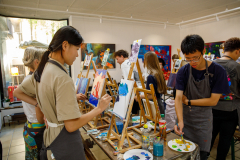 Im Atelier Alena Steinlechner malen die Schüler des deutsch-chinesischen Schüleraustausch Bilder in der Technik Acryl auf Leinwand. Dabei entdecken die Schüler neue Möglichkeiten der freien Interpretation von Werken alter Meister. Ohne Vorzeichnen wird gemalt, so dass ein veränderliches farbiges Motiv entsteht. Zwanglos und spielerisch mischen die Teilnehmer ihre eigene Palette und schaffen ein neues Erlebnis für sich und die Betrachter des Kunstwerkes.