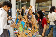 Am 19. August 2025 fand in den Räumen der Künstlerin Alena Steinlechner ein Workshop im Rahmen des deutsch-chinesischen Schüleraustausches statt. In dem dreistündigen Kurs wurden die Schüler im Umgang mit Acrylfarbe und Leinwand angeleitet. Sowohl ein eigenes Werk als auch eine Gruppenarbeit wurde angefertigt.