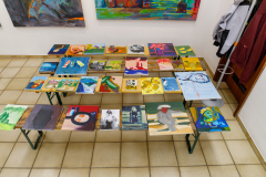 Auf vier Bierbänken sind die Werke der Teilnehmer des Workshops zum trocknen ausgelegt.