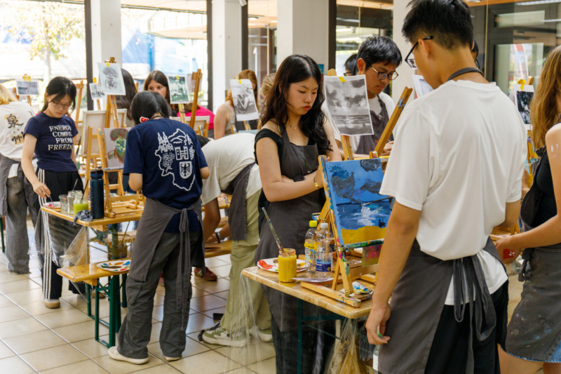 Während eines Kunstworkshops im Rahmen des deutsch-chinesischen Schüleraustausches in Neustadt an der Weinstraße fertigen die Schüler Kunstwerke in einer Gruppenarbeit an. Im Atelier in der Rathausstraße 8A fanden 35 Teilnehmer Platz.