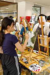 Im Atelier Rathausstraße 8A, Neustadt an der Weinstraße malen Schüler aus Neustadt und deren chinesische Austausschüler an Acrylwerken.