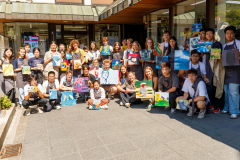 Nach dem erfolgreichen Kunstworkshop präsentieren die Kursteilnehmer in einem Gruppenfoto ihre Arbeiten.Der Workshop fand am 19. August 2025 im Rahmen des deutsch-chinesischen Schüleraustausches statt.