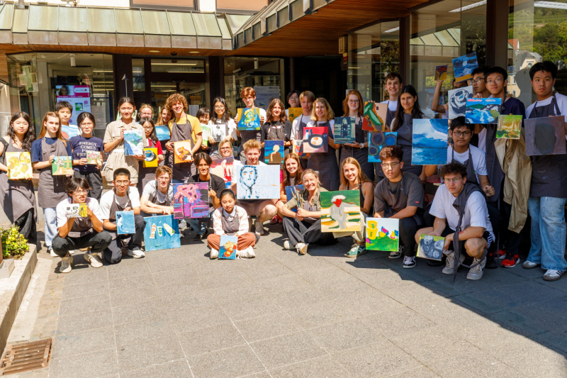 Nach dem erfolgreichen Kunstworkshop präsentieren die Kursteilnehmer in einem Gruppenfoto ihre Arbeiten.Der Workshop fand am 19. August 2025 im Rahmen des deutsch-chinesischen Schüleraustausches statt.