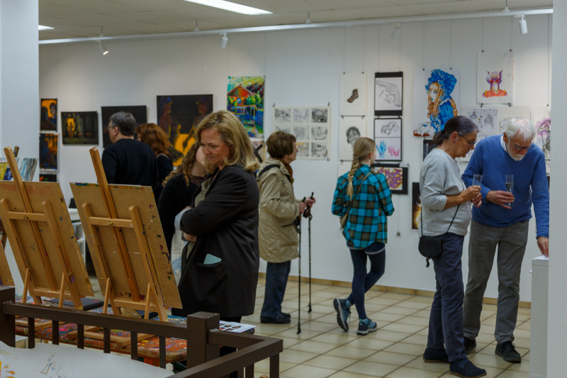 Auf den Staffeleien sind die Berichte zum Jugendkunstpreis zu lesen. An der Rückwand des Ateliers hängen Arbeiten der Preisträger 2026