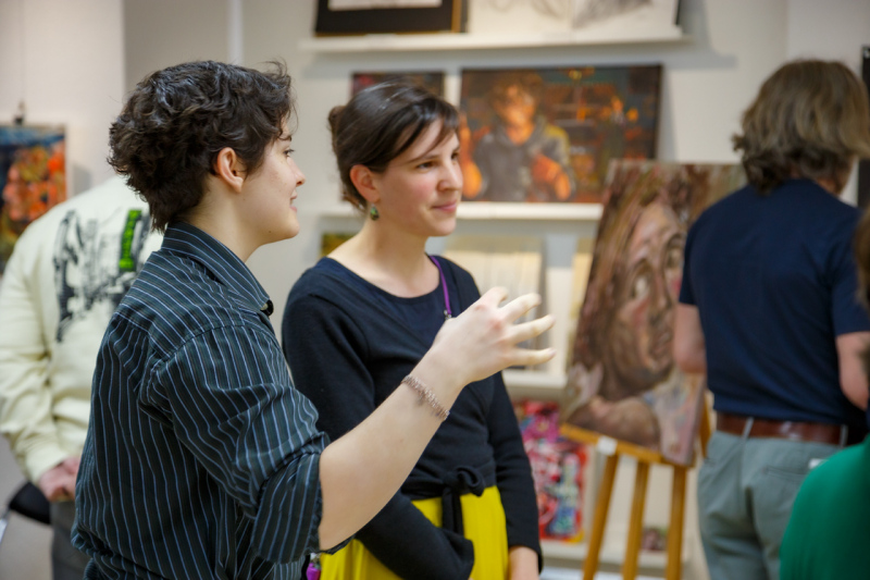 Die Preisträgerin Naemi Driesner bei der Ausstellung des Jugendkunstpreis