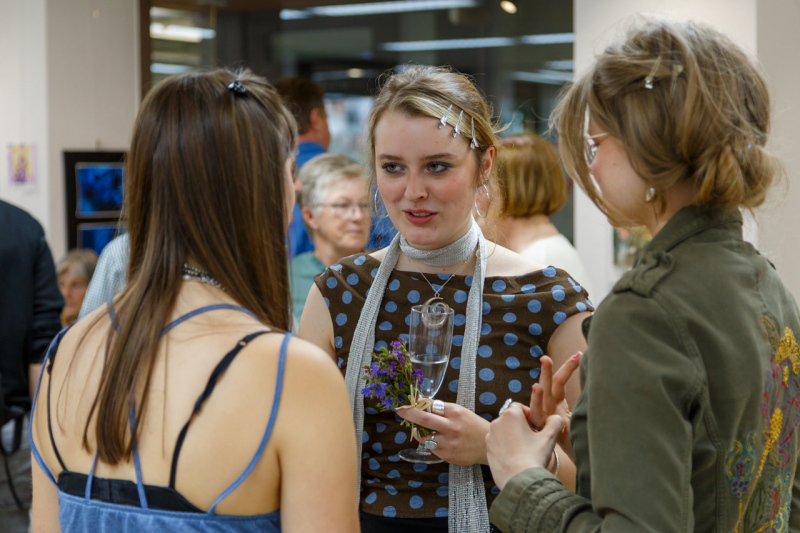 Evi, Kati und Ella auf der Siegerausstellung des Jugendkunstpreis 2026 in Neustadt an der Weinstraße