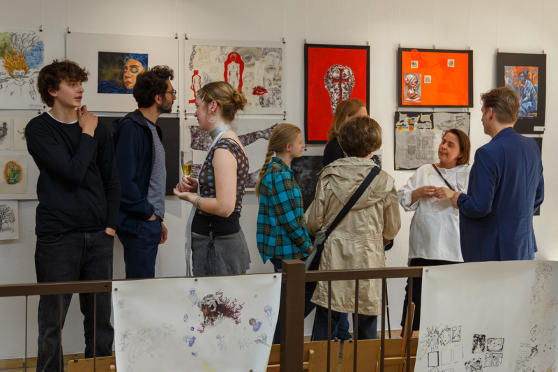Kati und Paul stehen vor den Werken des Jugendkunstpreis 2026 im Atelier Alena Steinlechner in Neustadt