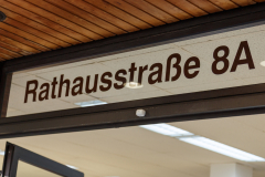 Rathausstraße 8A in 67433 Neustadt. Nicht zu übersehen.